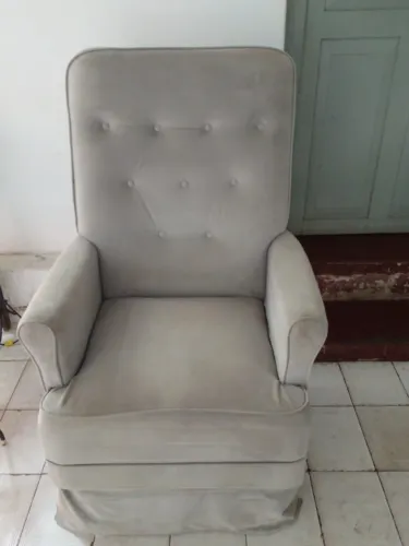 Poltrona Aveludada de balanço para descanso. 