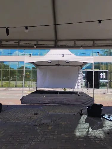 Palco , tendas , som e iluminação para eventos.