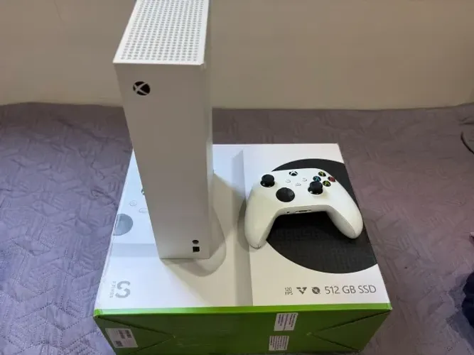 XBOX SERIES S SEMINOVO COM BATERIAS PRA VENDER LOGO