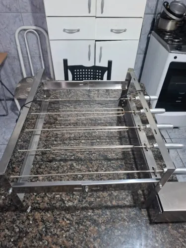 Churrasqueira elétrica Soft Grill 5 espetos com acessórios