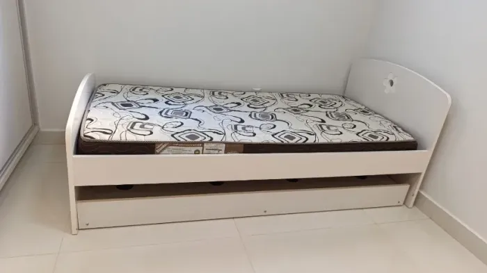Cama de solteiro Tok Stok com auxiliar e colchão Ortobom