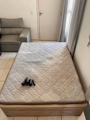 Vendo uma cama box, com 01 ano de uso. Único dono. 