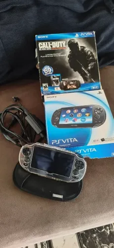PS VITA PCH-1001+ CARD 32GB + 2 CAPAS DE PROTEÇÃO + CARREGADOR