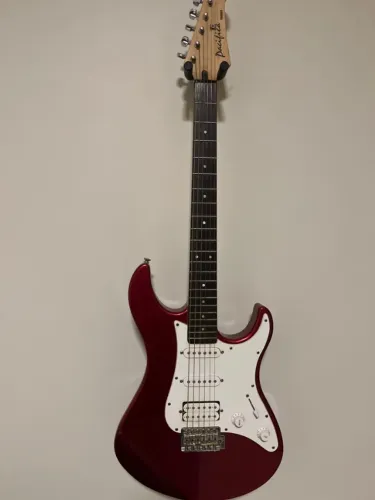 Guitarra Yamaha Pacifica PAC012 Metallic Red + Case