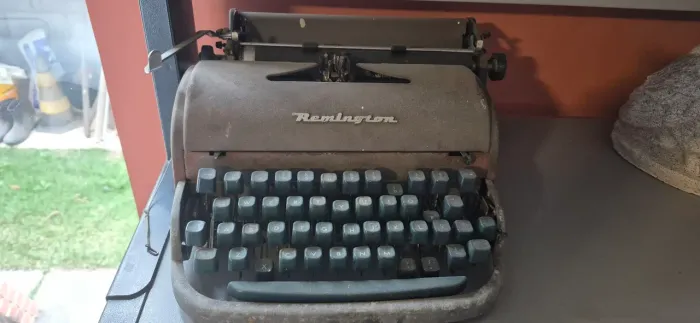 Maquina antiga Remington anos 40