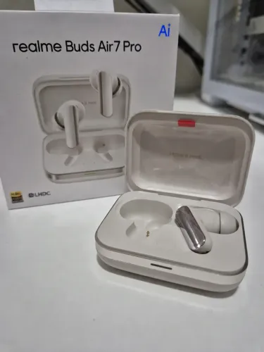 Fone de ouvido Realme Air Buds 7 Pro (caixa e lado esquerdo)