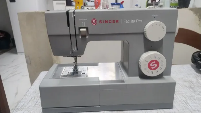 Máquina de Costura Singer Facilita Pro 4423 - 127V - Estado de Nova