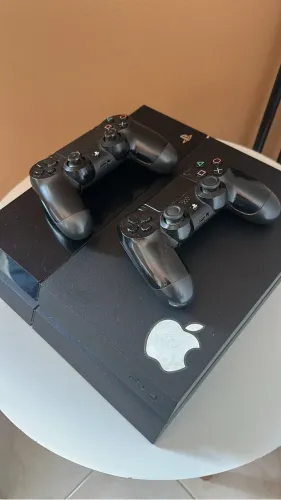 Play Station 4 + 2 controles + Jogos