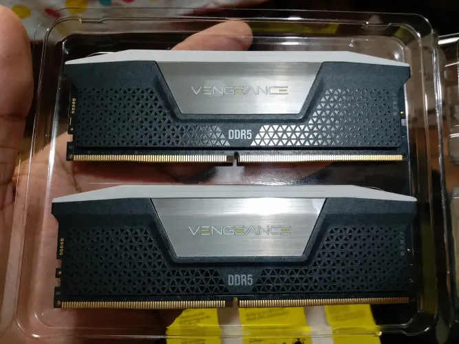 Memória RAM 2x16GB DDR5 6400mhz CL36 chip Micron Corsair vengeance RGB