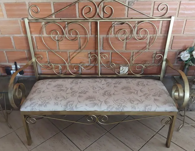 Namoradeira de ferro dourada