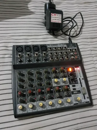 Troco mesa de som Behringer 12 canais por caixa de som ativa amplificada com Bluetooth