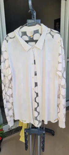 blusa- camisa branca com detalhes transparentes GG