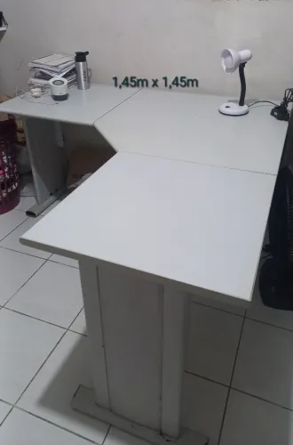 MESA P/ ESTUDO OU ESCRITÓRIO MEDINDO 1,45m X 1,45m