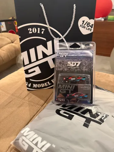 Kit com camiseta, sacola e miniatura Mini GT do Salão Diecast 2026