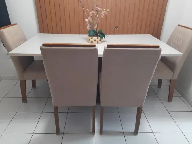 Mesa de Jantar + 4 Cadeiras