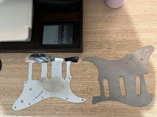 escudos para stratocaster em metal