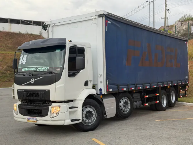 Volvo 270 bitruck 8x2 baú Saider com rampa