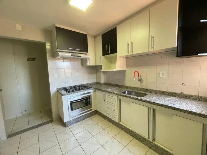Apartamento à venda em Rio Verde - GO com 3 quartos, armários embutidos e espaço amplo.