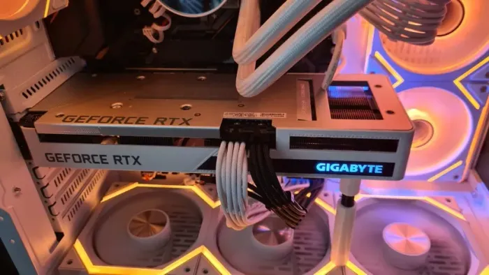 RTX 3060 Ti 8gb Gigabyte Vision OC White muito linda e fria