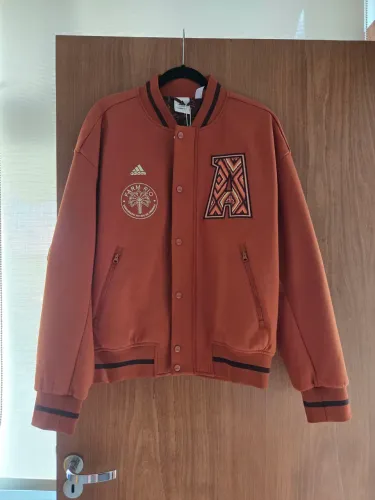 Jaqueta bordada Collegiate Adidas x Farm Rio