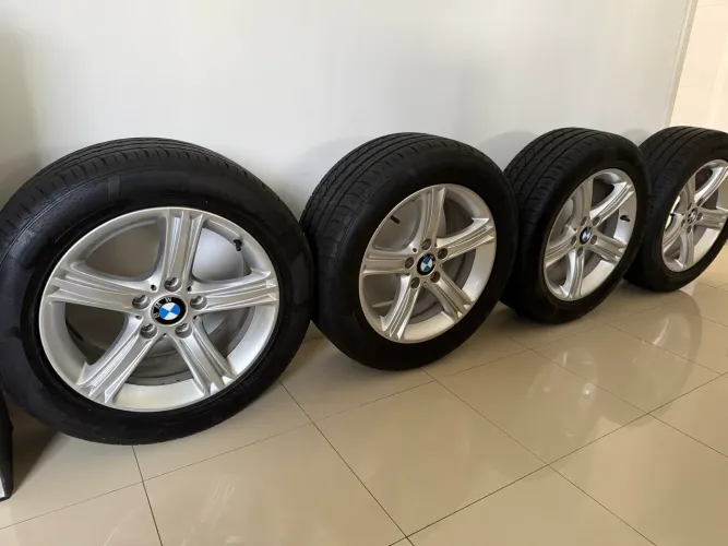 Rodas e pneus BMW em perfeito estado.