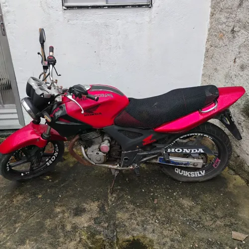 Moto Twister moto está parada pra quem pretende tirar peça ou consertar