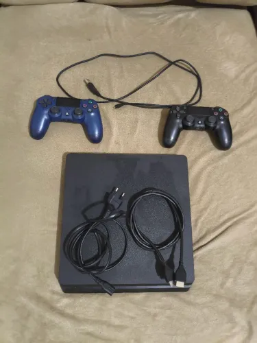Playstation 4 Slim 1TB - 2 controles originais e 2 jogos