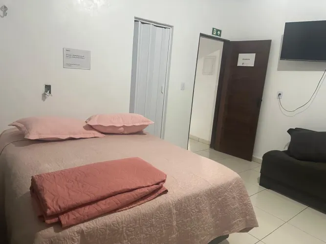 Aluga-se uma casa na zona oeste
