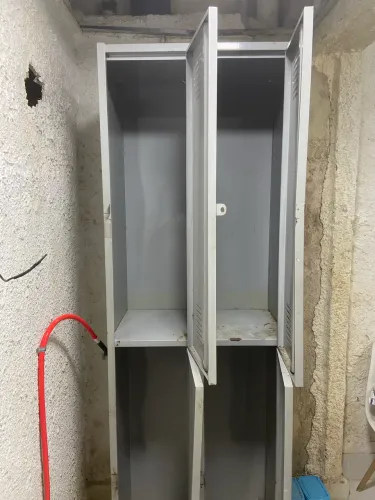 Armário de aço 4 portas , 2 me alt, 62 larg, 42 prof