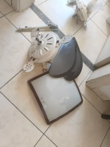 3 ventilador de teto usados está funcionando