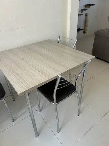 Mesa com 4 cadeiras