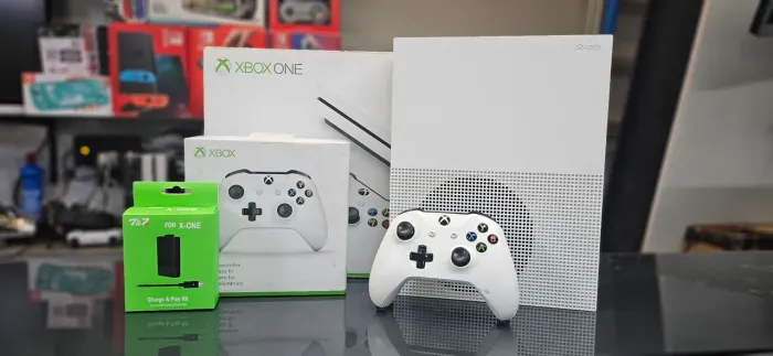 Xbox one S 1tb + bateria+ 1 jogo