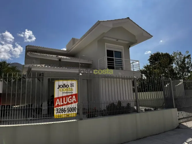 Casa para Venda na Praia de Fora, Palhoça: 3 Quartos e Suíte