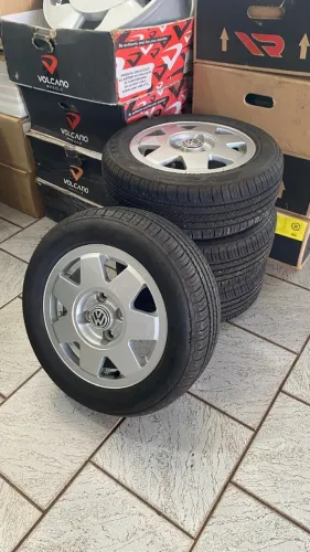 Roda Volkswagen Aro 13 com Pneu Aptany Harmonic 175/60R13 Usada