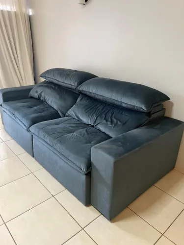 Sofá em tecido aveludado/suede azul escuro, modular/retrátil, dividido ao meio.