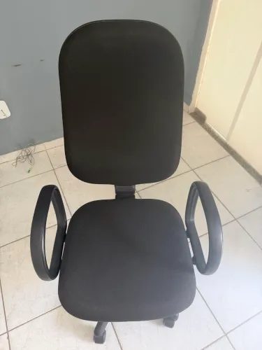 Cadeira para escritório preta, com juste de altura.