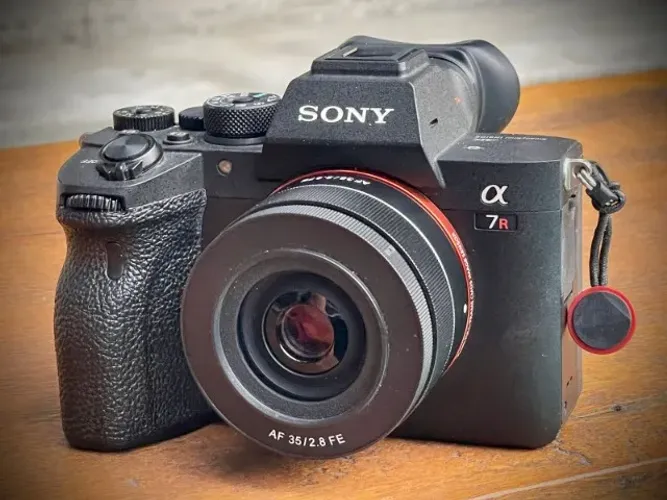 SONY a7R IV + Lente 35mm f/2.8 + BRINDE (cage)