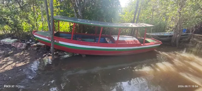 Barco em perfeito estado capacidade pra até 15 pessoas