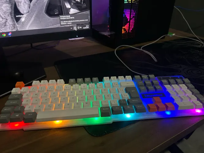 Vendo teclado 100% usado, Rgb ótimo para jogar