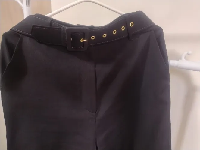 Calça alfaiataria preta, com detalhes na barra