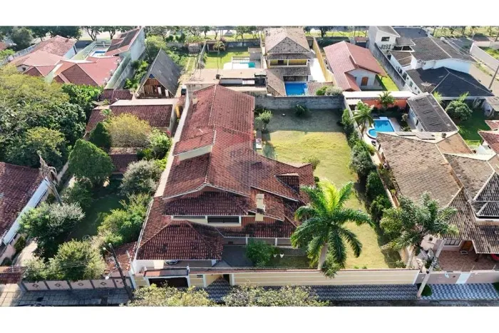 Casa com 5 Suites, 1.200 m2 terreno e 491 m2 de área construída - Jardim Santos Reis - Pir
