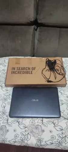 Notebook Asus semi novo.