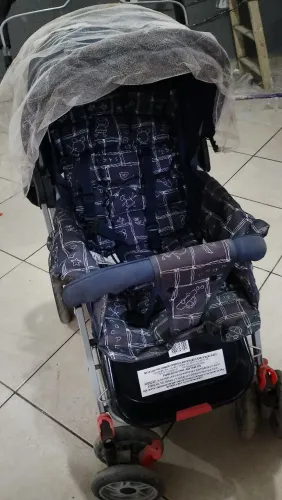Vendo carrinho de bebê com mosqueteiro