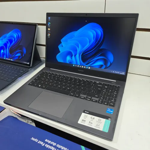 Samsung book Core i5, 8gb de RAM, SSD NVme 240Gb mais hd de 1tb, aparelho muito rápido