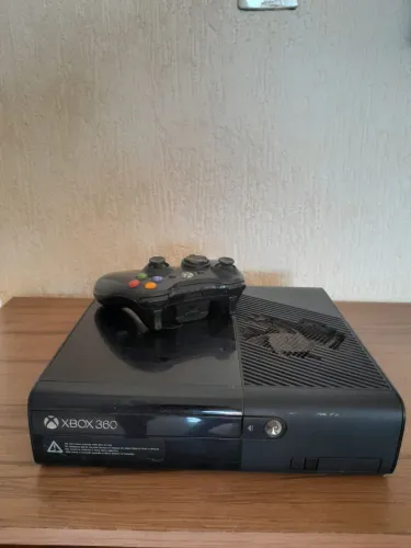  xbox 360 com todos os cabos 1 controle e com esse quebrado de resto está tudo funcionando