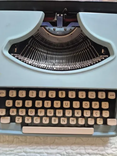Maquima de Datilografia Portátil Antiga