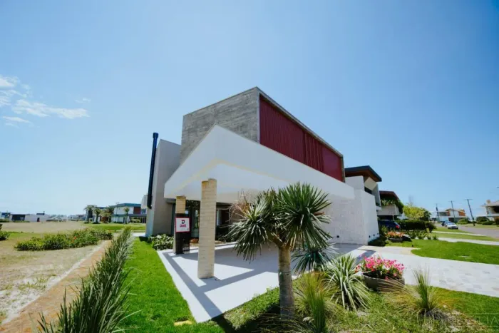 Casa com piscina fundo Lago - Condomínio Costa Serena REF: 4525