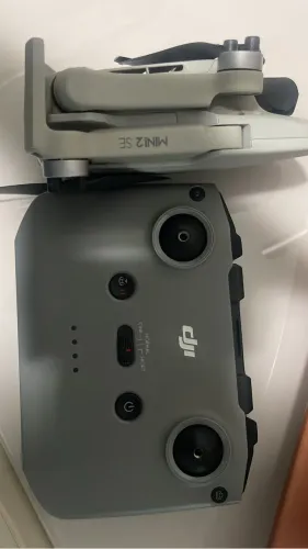 Drone DJI Mini 2 SE com o controle DJI RC-N1