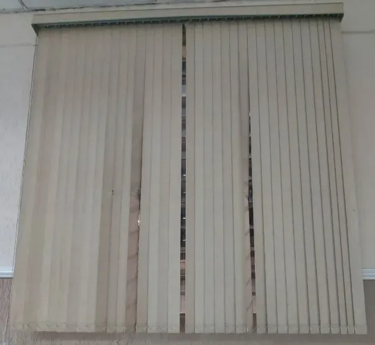CORTINA PERSIANA VERTICAL ABRE E FECHA