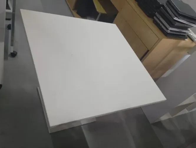 Mesa de Refeitório com Design Quadrado Moderno